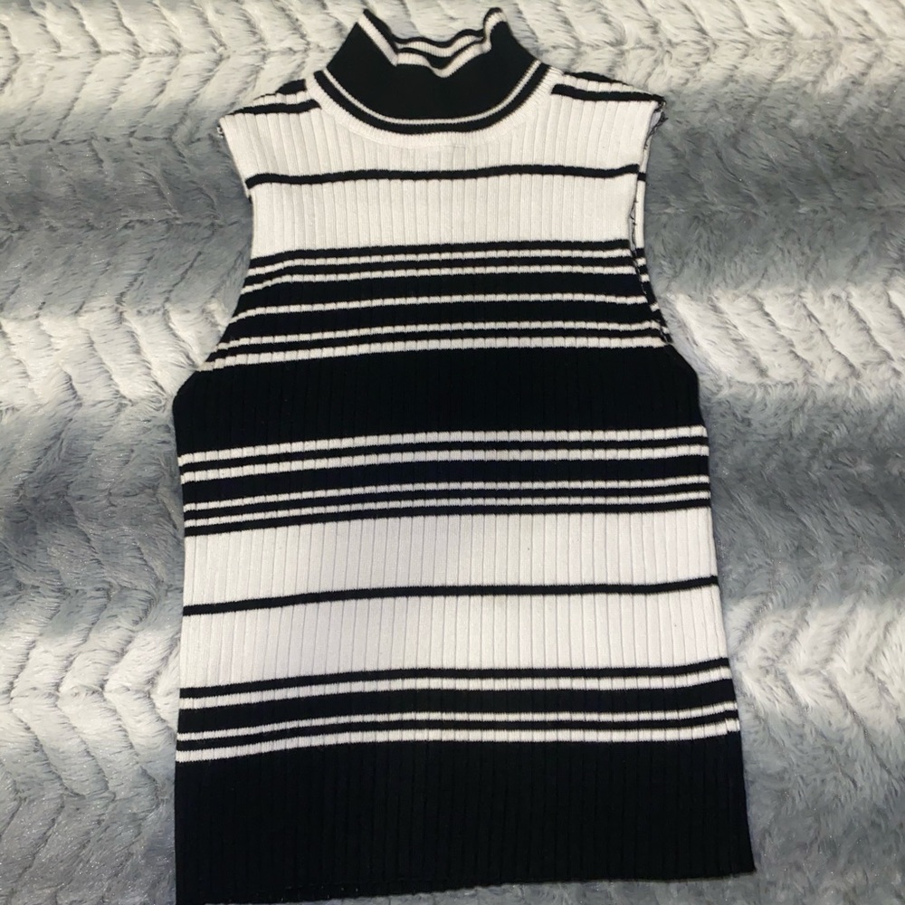 Sleeveless turtleneck shirt
